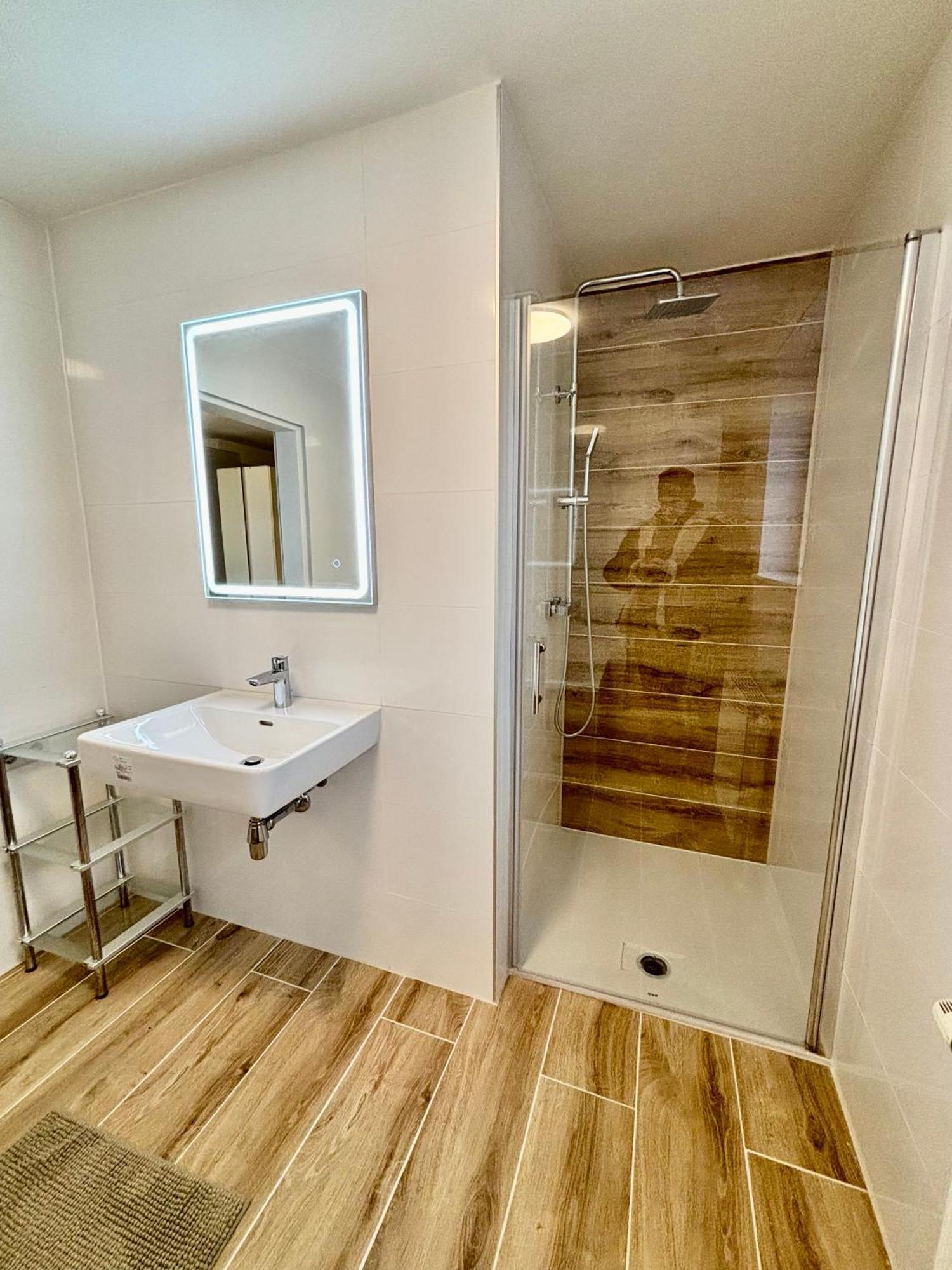 Atemberaubendes Apartment + Pool Вена Экстерьер фото